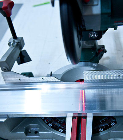 Для высокой точности резки металлических и алюминиевых профилей машина оборудована лазерным прицелом