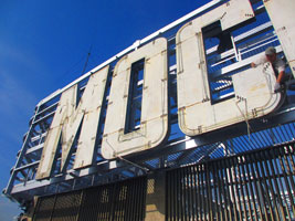 Ремонт и обновление большой вывески из букв МОСГАЗ на фасаде главного административного здания ОАО «Мосгаз» в Москве