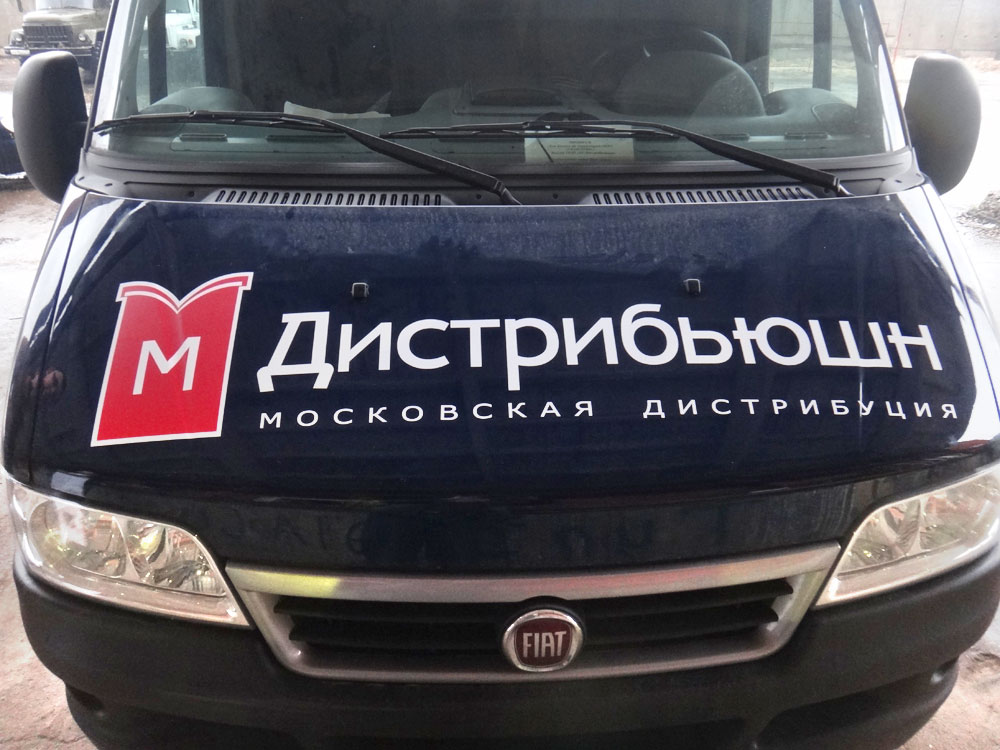 Фото нанесенной рекламы на капот микроавтобуса Fiat (наклейка лого и название компании)