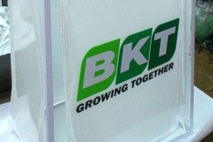 Короб из оргстекла для демонстрации сувенирной продукции компании BKT на выставке в Москве