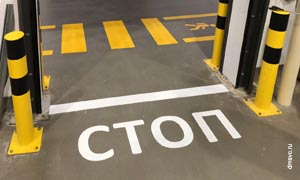 Фото напольной разметки и полосатых металлических сигнальных столбиков на предприятии ООО «Лето Групп»