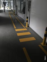 Фото напольной разметки пешеходных дорожек для обозначения путей движения персонала, переходов на путях движения складской техники, сигнальных столбиков у ворот