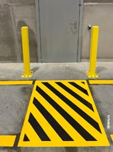Фото специальной желто-черной разметки для обозначения места незагромождения перед эвакуационным выходом из помещения